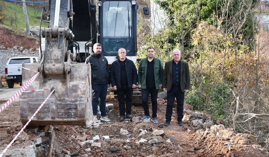 Zemin güçlendirme ve temel kazı çalışmaları Şehit Ömer Zeki Varan Sokak’ta Taş Duvar Yapımına Yönelik Zemin