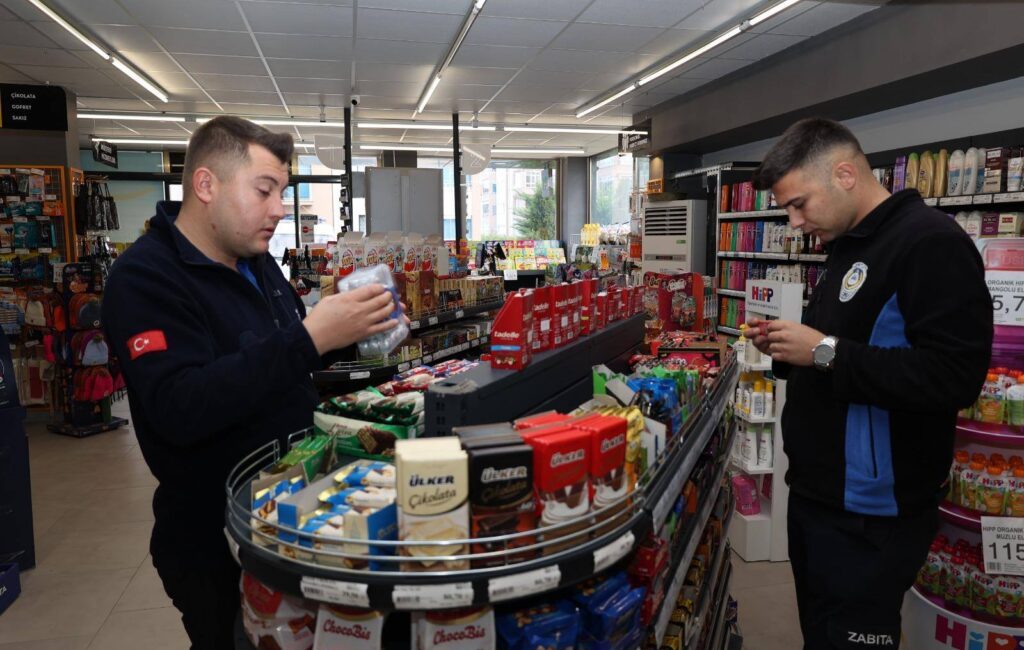 Zile Belediyesi Zabıta Müdürlüğü ekipleri, ilçe genelindeki marketlerde gerçekleştirdiği rutin