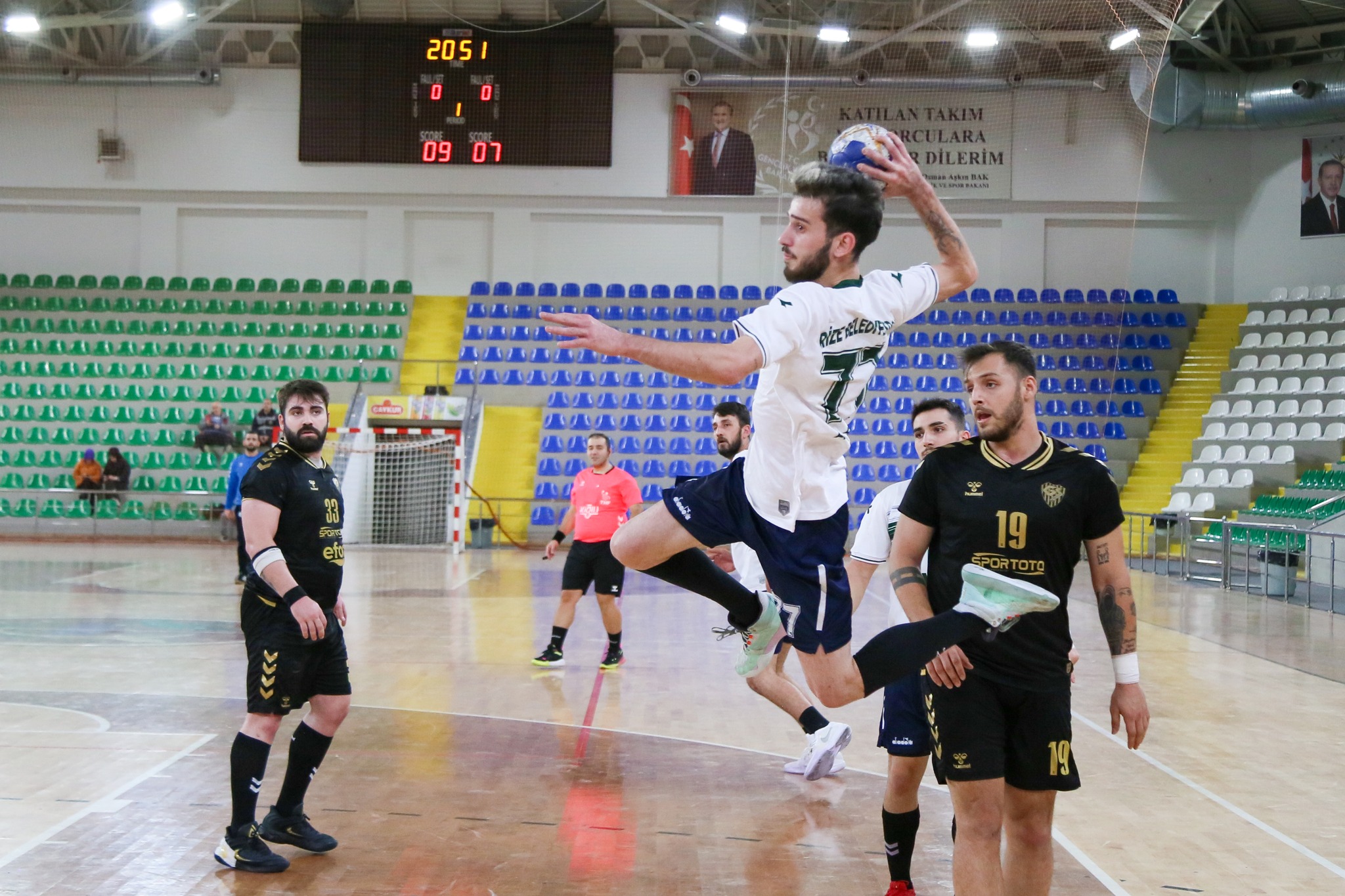 Hentbol Ardventure Erkekler Süper Ligi’nde Rize Belediyespor ile Güneysuspor karşılaştı.