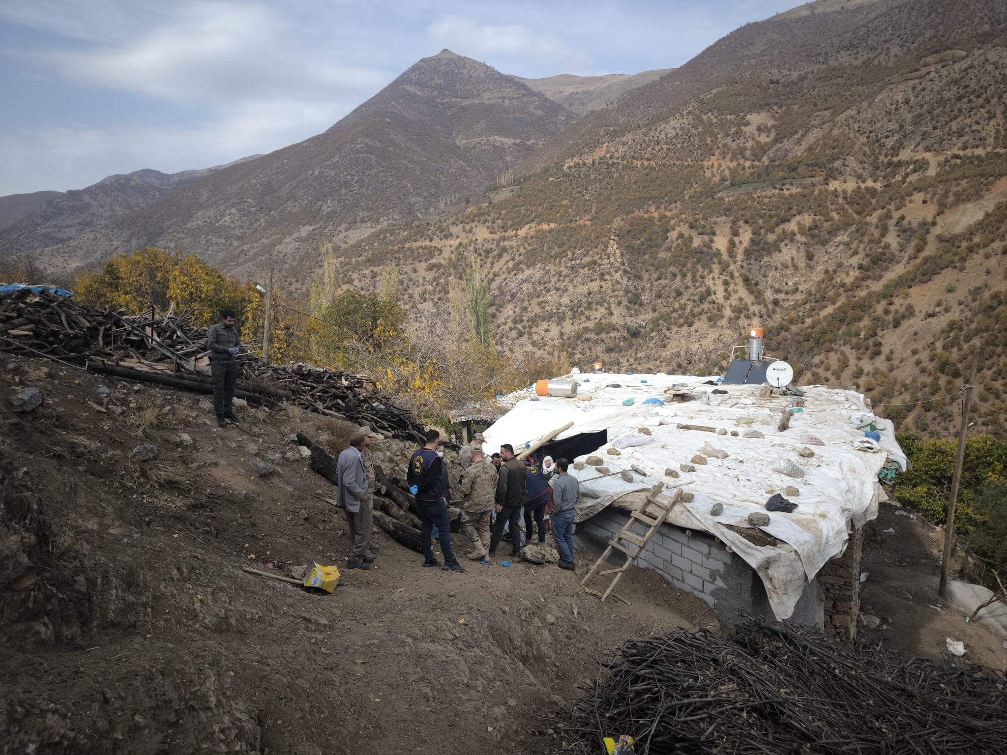 Bitlis Hizan’da yaban keçisi vurulduğuna dair gelen ihbarı değerlendiren ekiplerimiz,