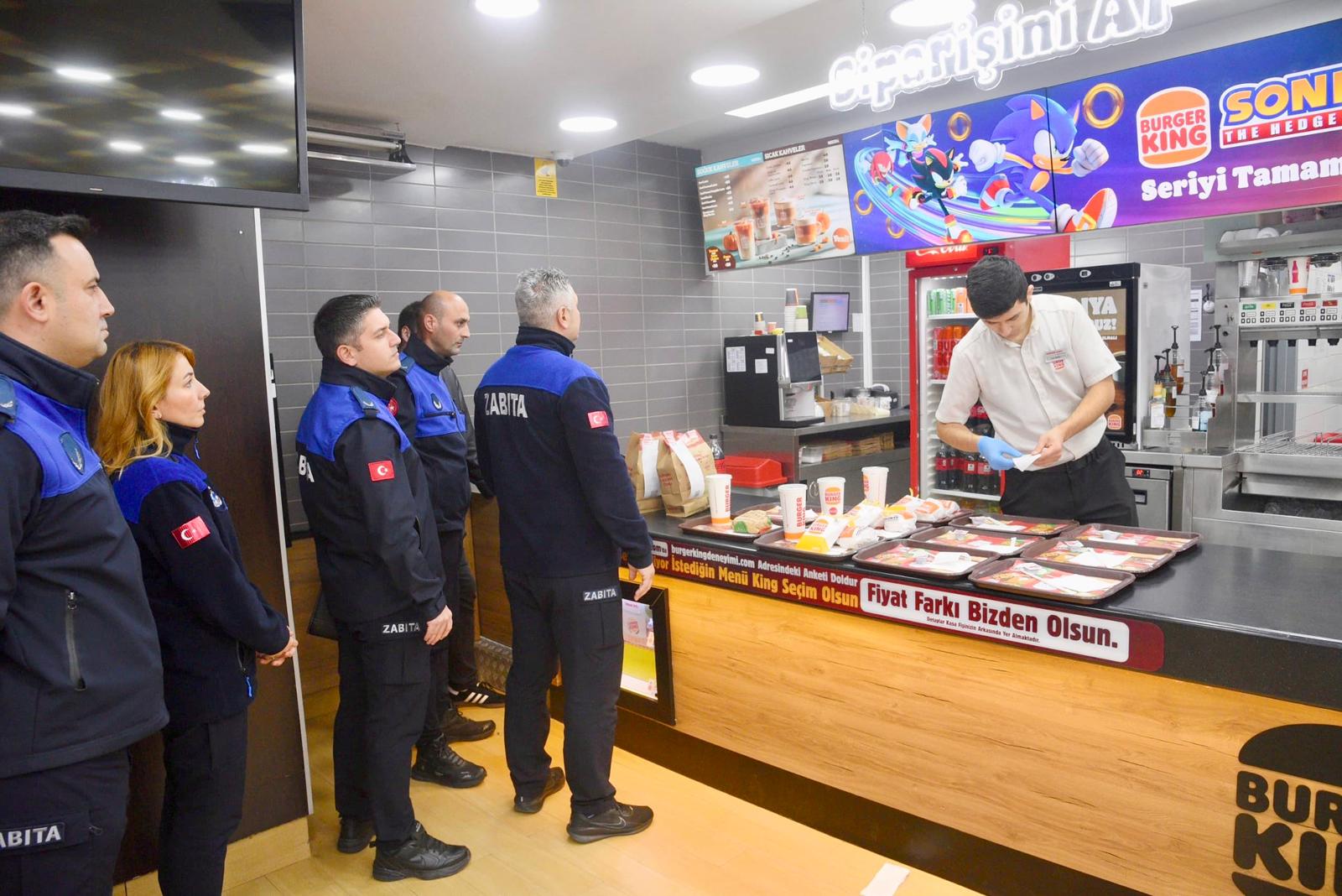 Giresun’da Zincir Fast Food İşletmelerine Denetim Giresun Belediyesi Zabıta Müdürlüğü ekipleri, kent genelinde faaliyet gösteren zincir