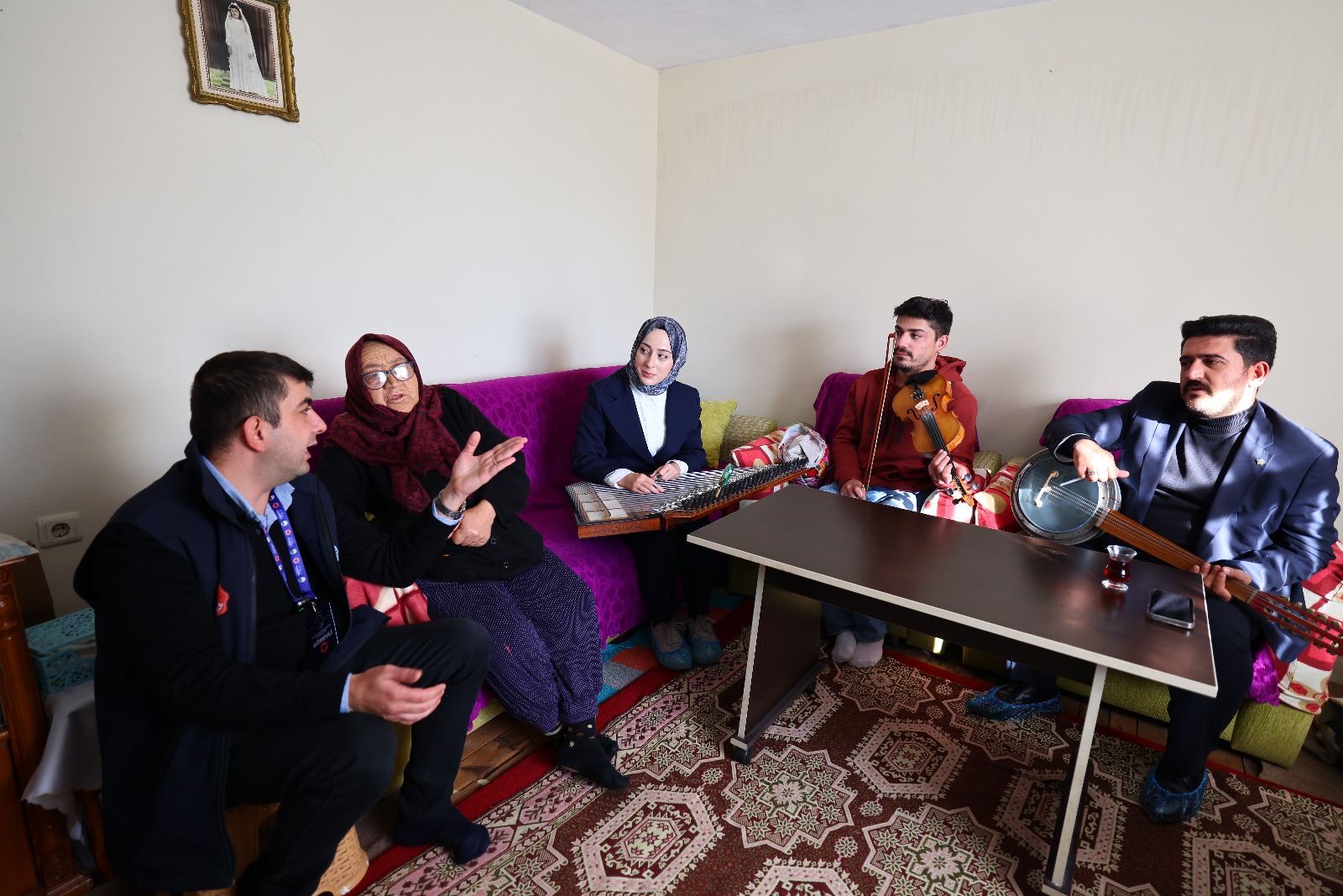 Tokat Belediyesi’nden Yaşlılara Hem Temizlik Hem De Canlı Müzik Hizmeti Tokat Belediyesi Kültür ve Sosyal İşler Müdürlüğü Evde Bakım Hizmetleri