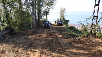 Arhavi Belediyesi tarafından Aşağı Hacılar Mahallesi’nde sürdürülen ham yol açma