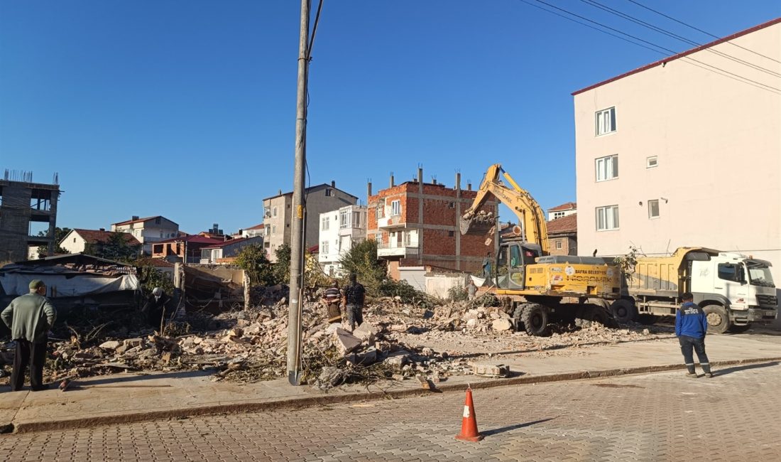 Bafra Belediyesi şehir merkezinde güvenlik zaafiyeti oluşturan, şikayet edilen metruk