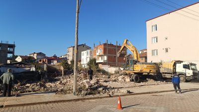 Bafra Belediyesi şehir merkezinde güvenlik zaafiyeti oluşturan, şikayet edilen metruk
