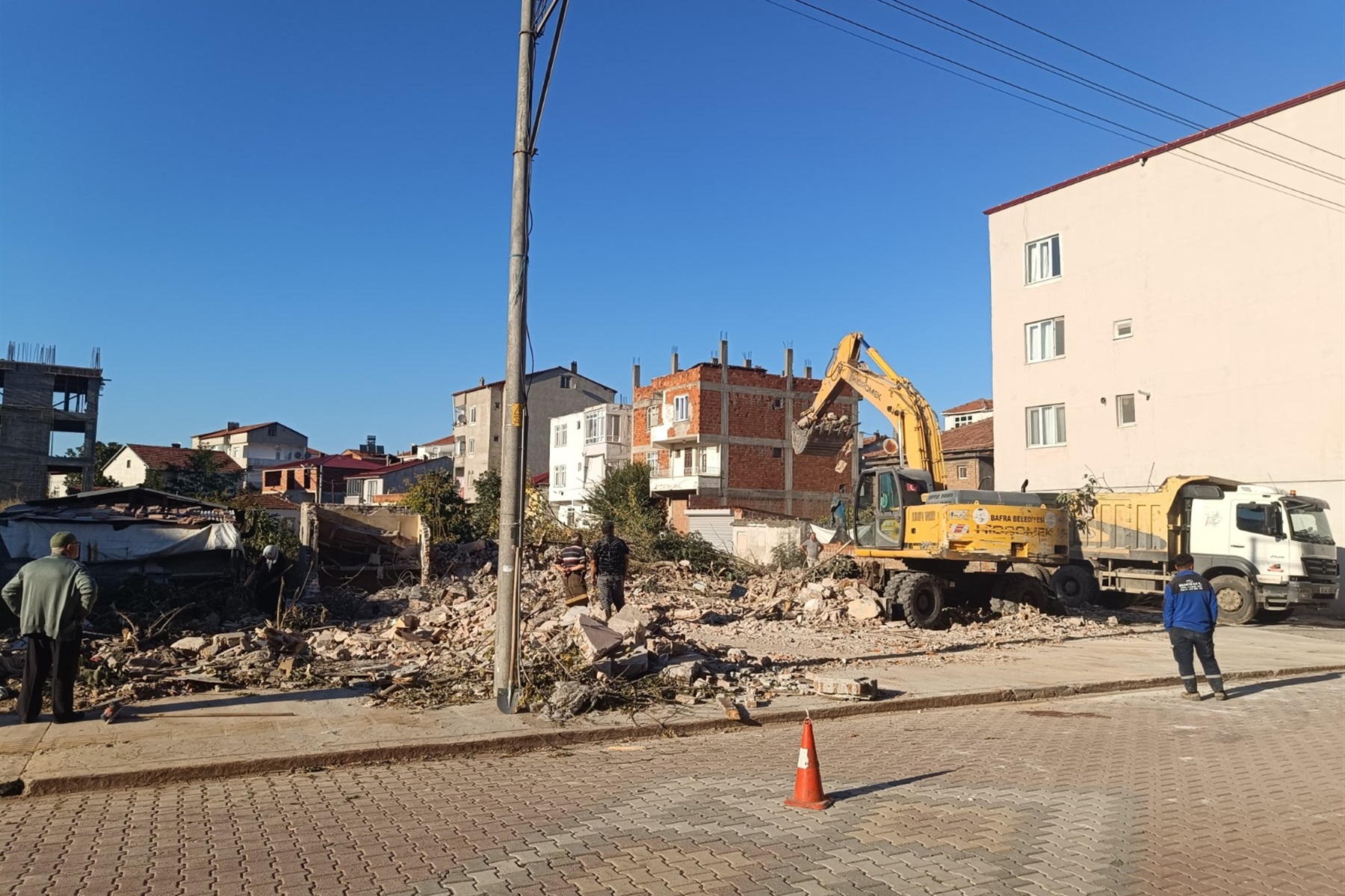 Bafra Belediyesi şehir merkezinde güvenlik zaafiyeti oluşturan, şikayet edilen metruk