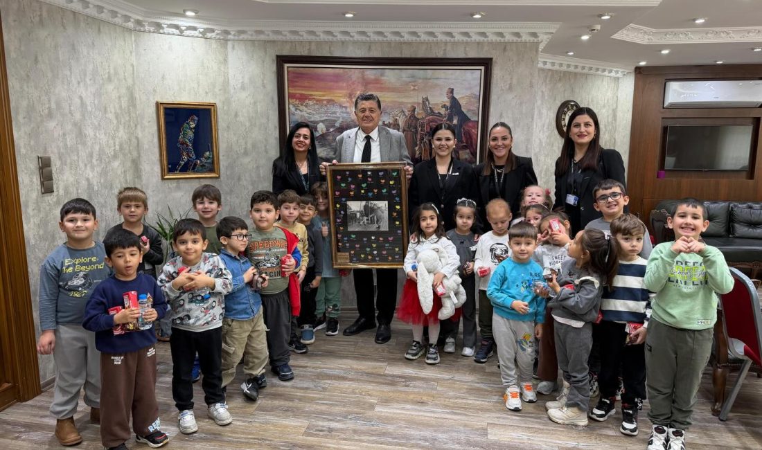 Bartın Belediyesi Çocuk Yuvası’nda eğitim gören minik öğrenciler ve öğretmenleri,