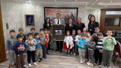 Bartın Belediyesi Çocuk Yuvası’nda eğitim gören minik öğrenciler ve öğretmenleri,