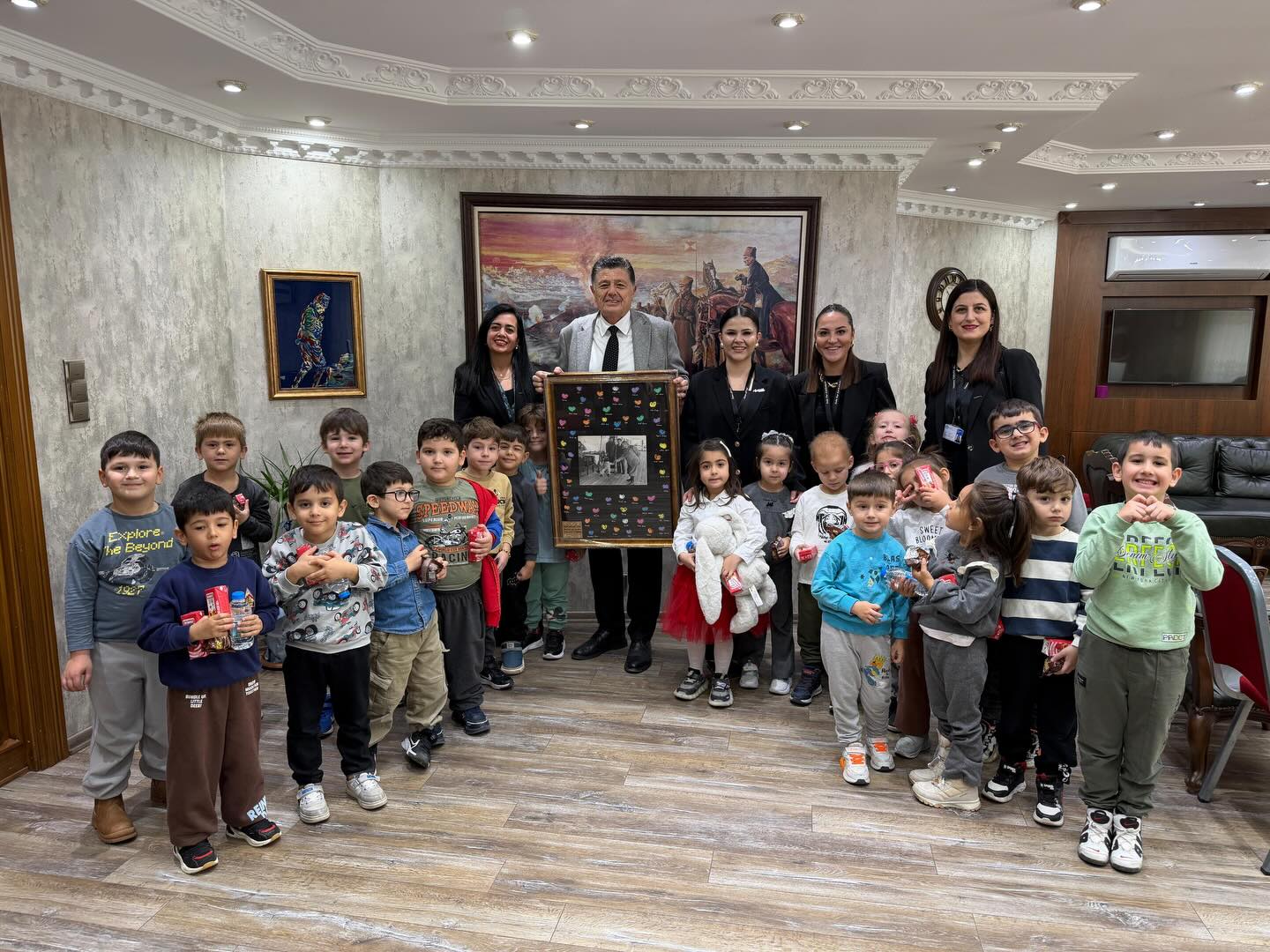 Bartın Belediyesi Çocuk Yuvası’nda eğitim gören minik öğrenciler ve öğretmenleri,