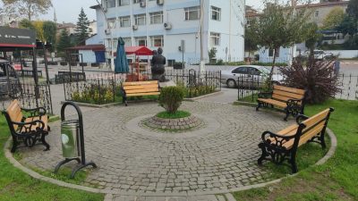 Bartın Belediyesi ekipleri, vatandaşların günün yorgunluğunu dinlenerek geçirdiği Cumhuriyet Meydanı’ndaki