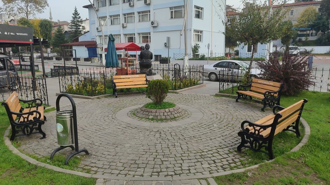 Cumhuriyet Meydanı’ndaki Kent Mobilyaları Yenilendi Bartın Belediyesi ekipleri, vatandaşların günün yorgunluğunu dinlenerek geçirdiği Cumhuriyet Meydanı’ndaki