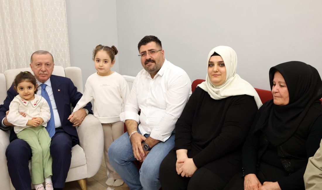 Cumhurbaşkanı Recep Tayyip Erdoğan, Hatay’da depremzede Karakuş ailesini yeni evlerinde