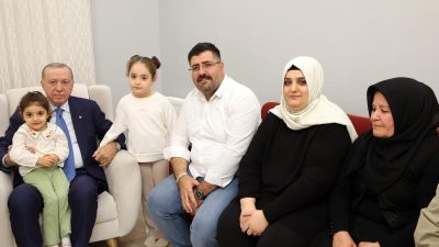 Cumhurbaşkanı Recep Tayyip Erdoğan, Hatay’da depremzede Karakuş ailesini yeni evlerinde