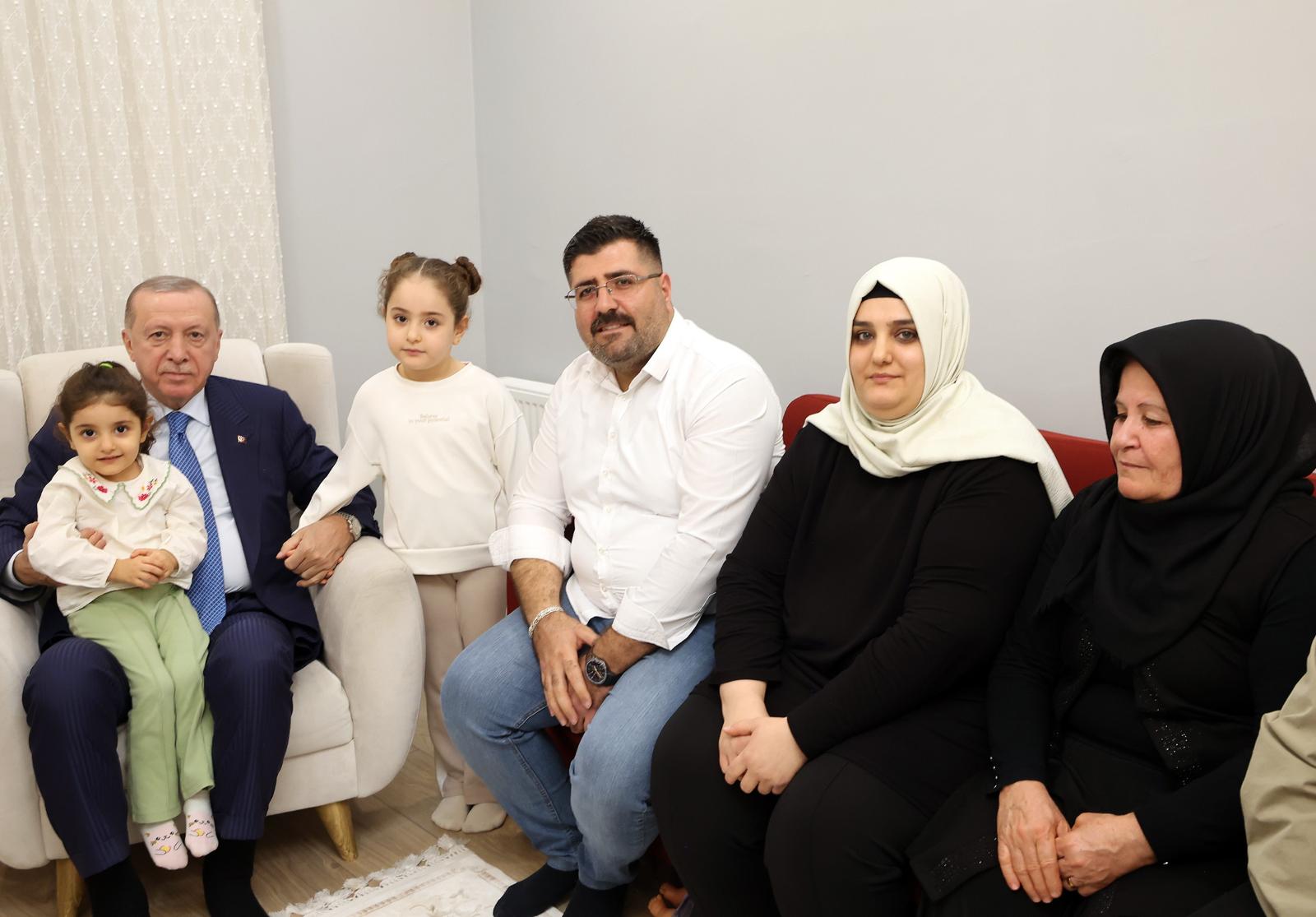 Cumhurbaşkanı Recep Tayyip Erdoğan, Hatay’da depremzede Karakuş ailesini yeni evlerinde