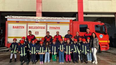 Kozcağız Ahmetler İlköğretim Okulu öğrencileri, Bartın Belediyesi İtfaiye Müdürlüğü’nü ziyaret