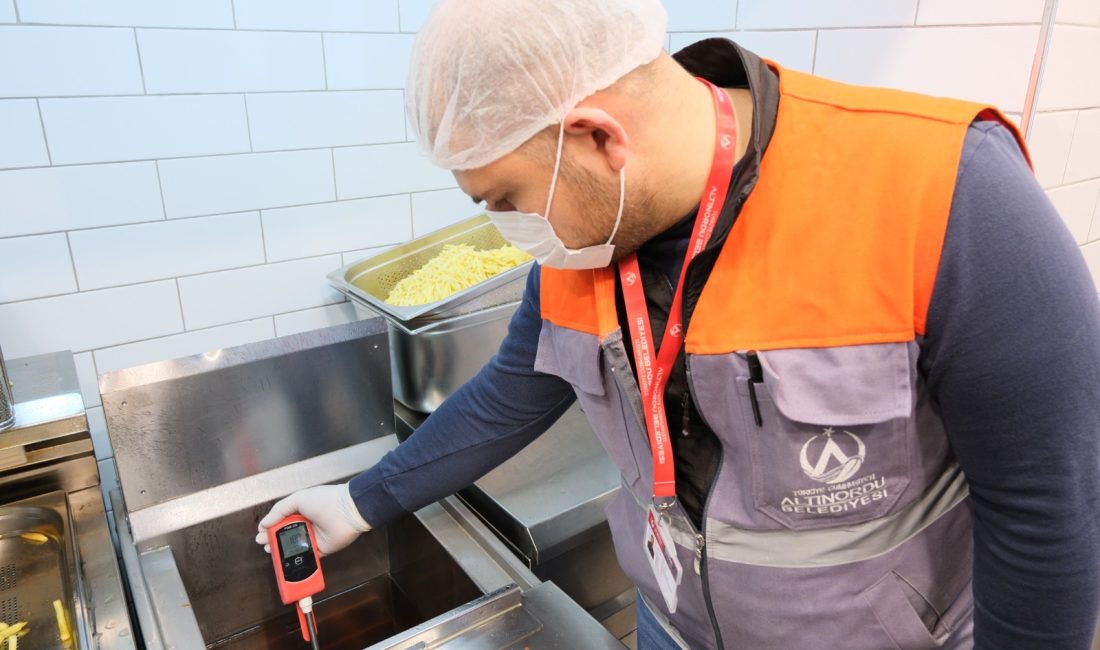 Altınordu Belediyesi Gıda İşletmelerini Denetledi Altınordu Belediyesi ekipleri, kentteki gıda işletmelerinde bitkisel atık yağ denetimi
