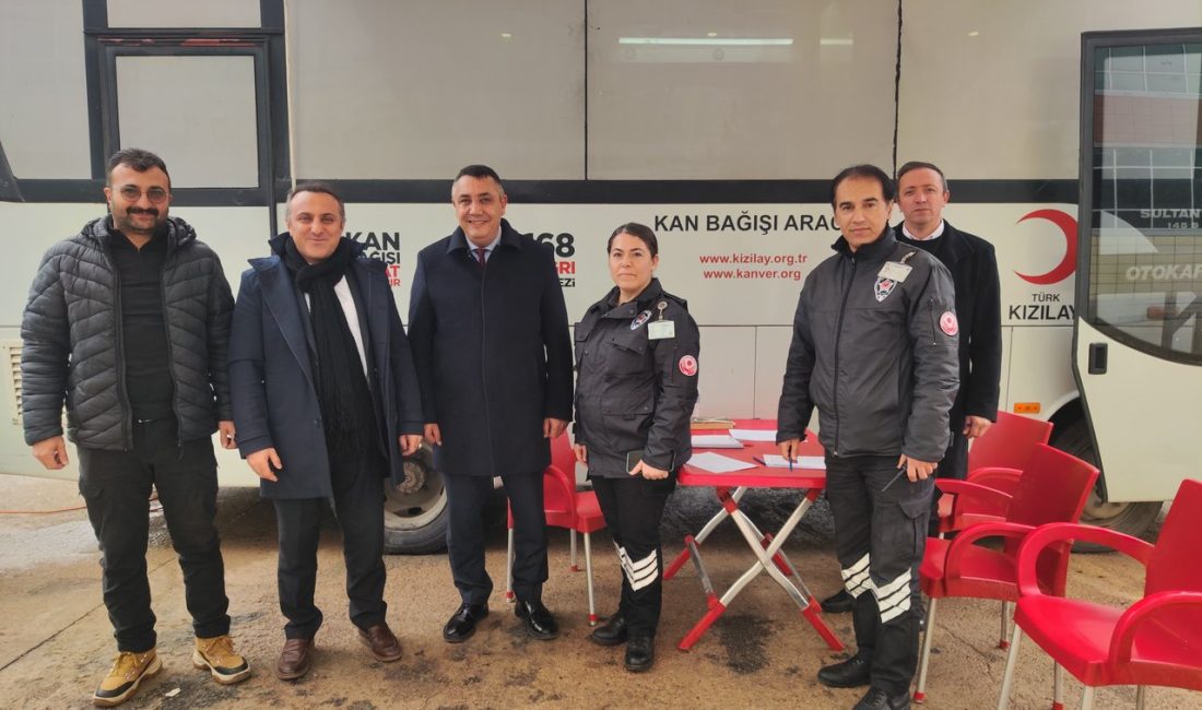 Başkan, Kan Bağış Aracını Ziyaret Etti, Kermes Etkinliğine Katıldı Gümüşhane Belediye Başkanı Başer, Üniversitemiz Rektörü Oktay Yıldız ile birlikte,