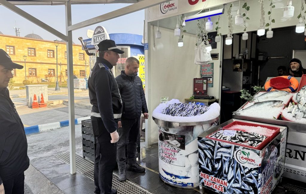 Balık tezgâhlarına zabıtalardan sıkı denetim Çorum Belediyesi Zabıta Müdürlüğü balık satıcılarına yönelik denetim gerçekleştirdi. Çorum