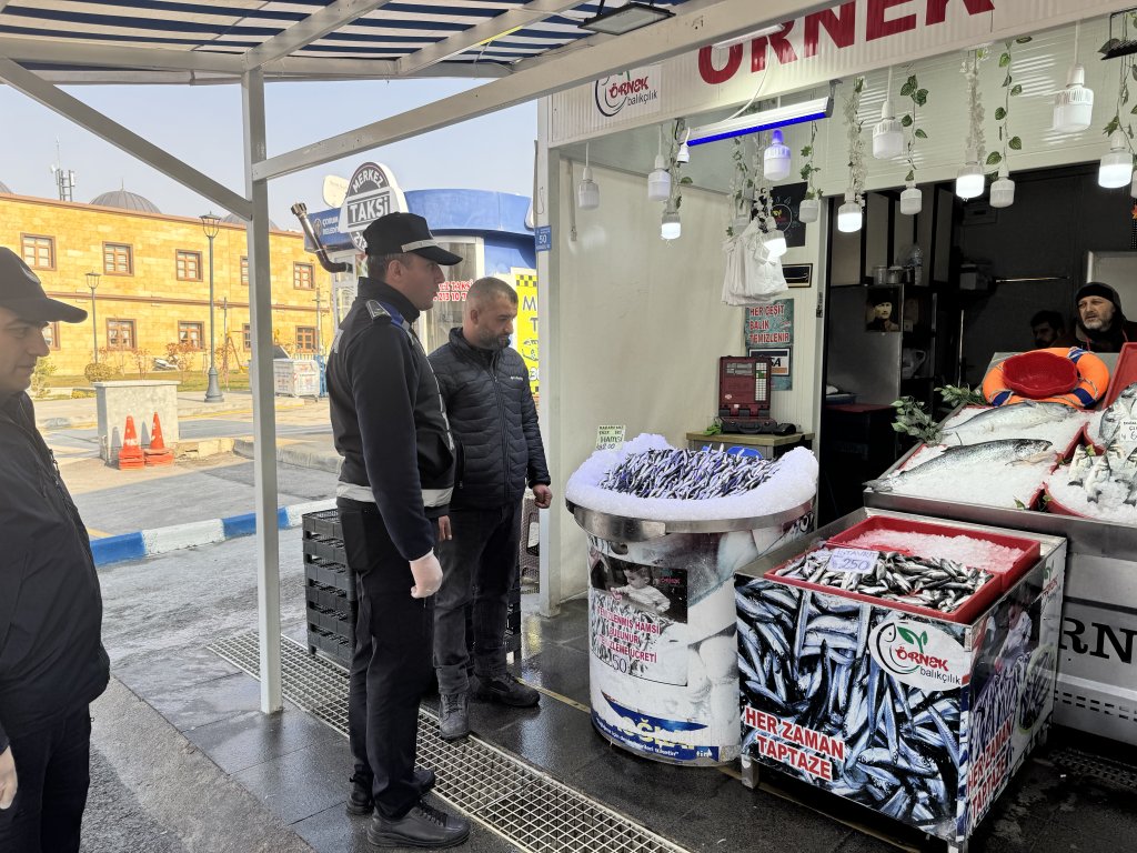 Balık tezgâhlarına zabıtalardan sıkı denetim Çorum Belediyesi Zabıta Müdürlüğü balık satıcılarına yönelik denetim gerçekleştirdi. Çorum