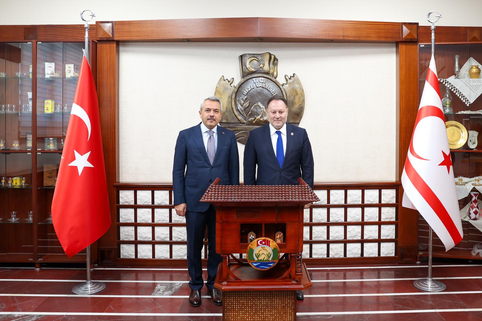 KKTC Meclis Başkanı Ziya Öztürkler Vali Baydaş’ı Ziyaret Etti Bir dizi ziyaret ve temaslarda bulunmak üzere Rize’ye gelen Kuzey