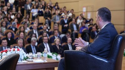 Vali Osman Hacıbektaşoğlu, Bülent Ecevit Üniversitesi’nde düzenlenen söyleşide öğrencilerle bir