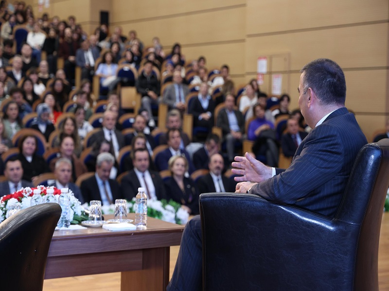 Vali Osman Hacıbektaşoğlu, Bülent Ecevit Üniversitesi’nde düzenlenen söyleşide öğrencilerle bir