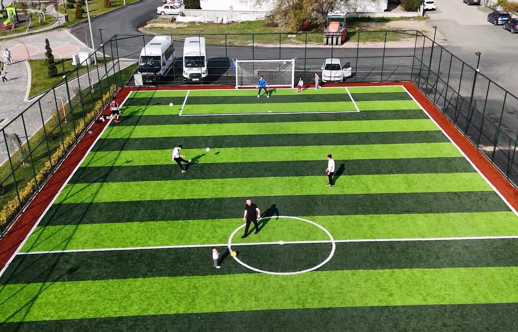 Saraçlar Mahalleyi Yaşam Alanı’na ailelerden ve çocuklardan tam not Futbol sahasından, voleybol – basketbol sahasına, üç farklı oyun gurubundan