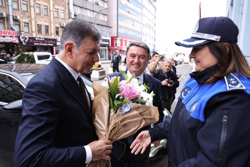İzmir Büyükşehir Belediye Başkanı Dr. Cemil Tugay’dan Belediyeye Ziyaret İzmir Büyükşehir Belediye Başkanı ve Türkiye Sağlıklı Kentler Birliği Başkanı