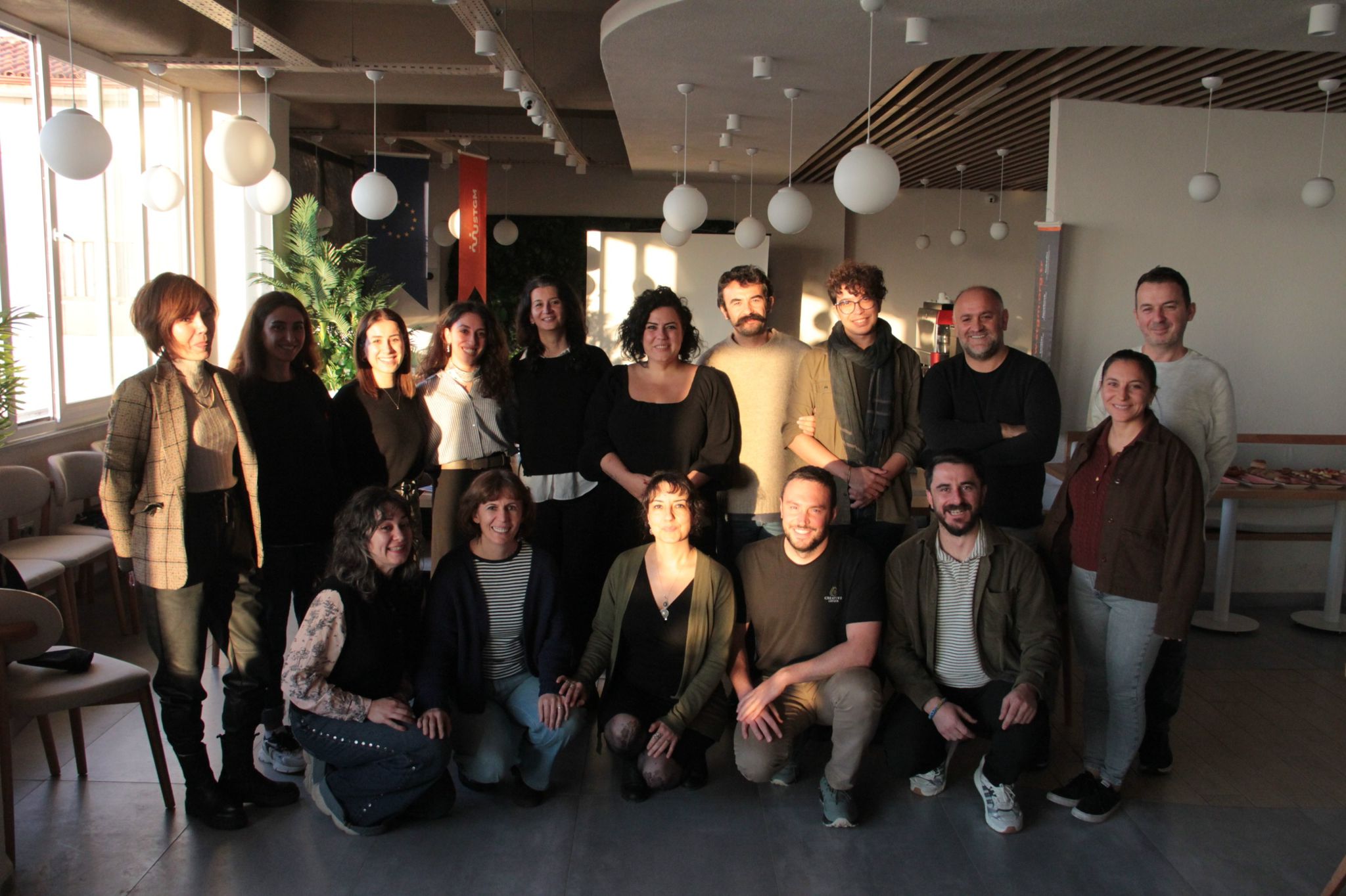 Sivil Toplum Geliştirme Merkezi Hopa’daki Eğitim Programını Tamamladı Sivil Toplum Geliştirme Merkezi (STGM), 28–29 Kasım tarihlerinde Hopa’da iki