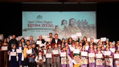 Giresun Belediyesi Konservatuvarı Halk Oyunları ekipleri tarafından sahnelenen halk oyunları