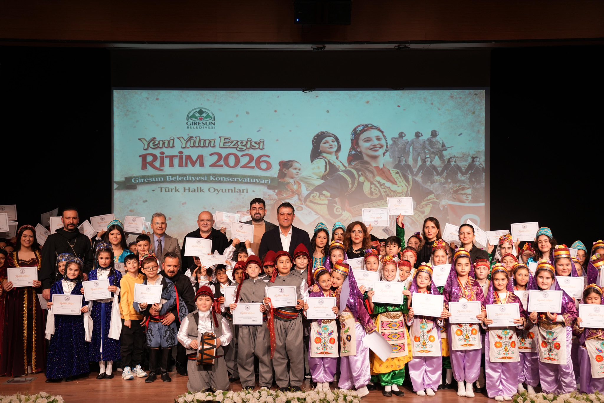 Giresun Belediyesi Konservatuvarı Halk Oyunları ekipleri tarafından sahnelenen halk oyunları
