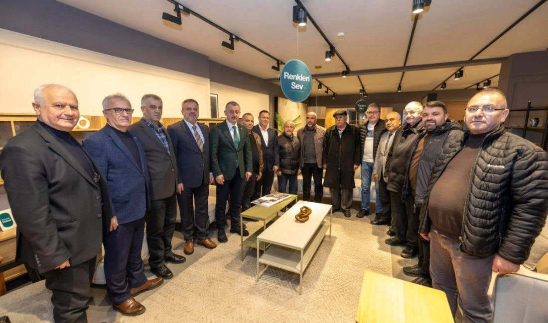 Büyükakın, Zincirlikuyu esnafını ziyaret etti Kocaeli Büyükşehir Belediye Başkanı Tahir Büyükakın, İzmit Zincirlikuyu Caddesi esnafını