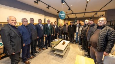 Kocaeli Büyükşehir Belediye Başkanı Tahir Büyükakın, İzmit Zincirlikuyu Caddesi esnafını