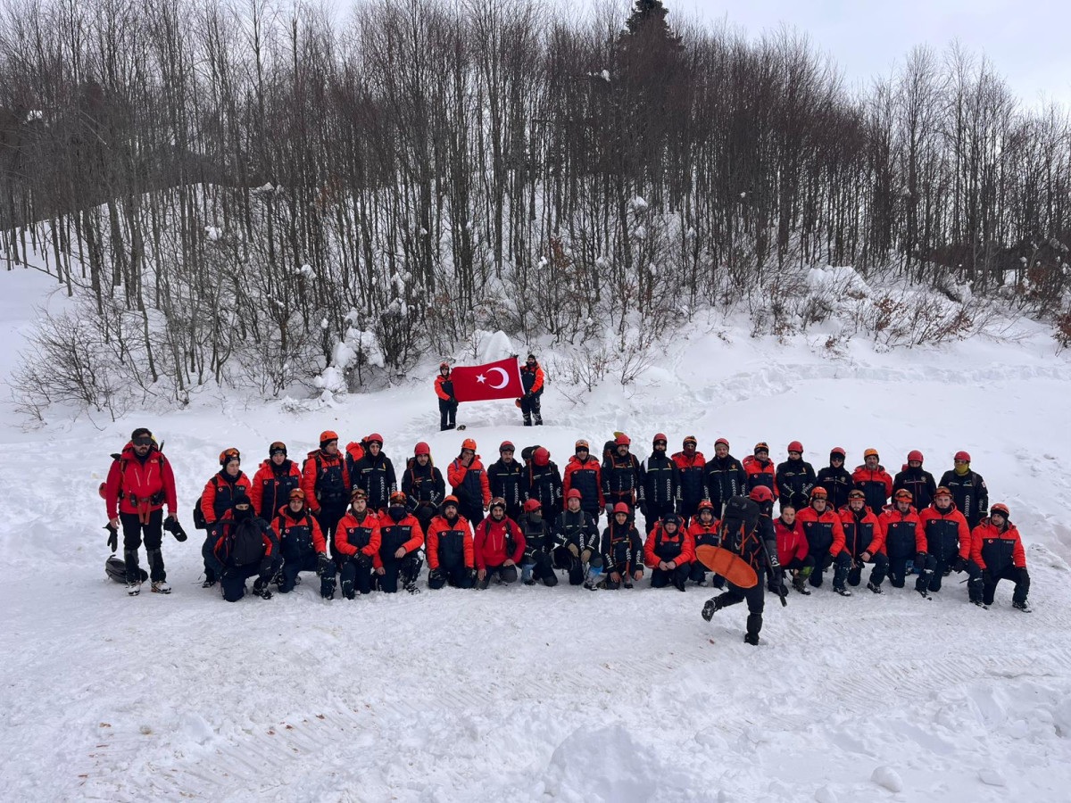 Zorlu kış şartlarında saniyelerle yarışıldı Kocaeli Büyükşehir Belediyesi, olası afet ve acil durumlara karşı hazırlıklarını