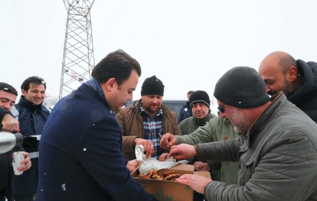 Karla Mücadele Çalışmaları Sürüyor Vali Abdullah Köklü, karla mücadele çalışmalarını sahada sürdüren Tokat İl