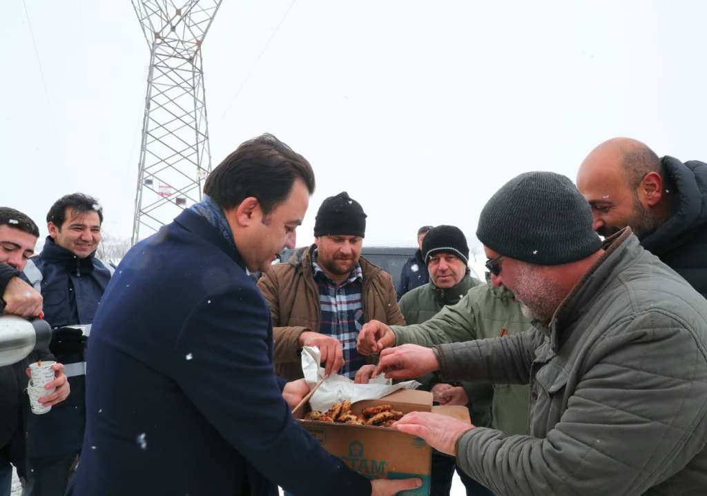Karla Mücadele Çalışmaları Sürüyor Vali Abdullah Köklü, karla mücadele çalışmalarını sahada sürdüren Tokat İl