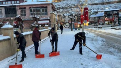 Bayburt’ta aralıklarla etkili olan kar yağışıyla birlikte Bayburt Belediyesi ekipleri,