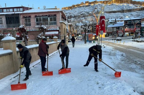 Bayburt’ta aralıklarla etkili olan kar yağışıyla birlikte Bayburt Belediyesi ekipleri,