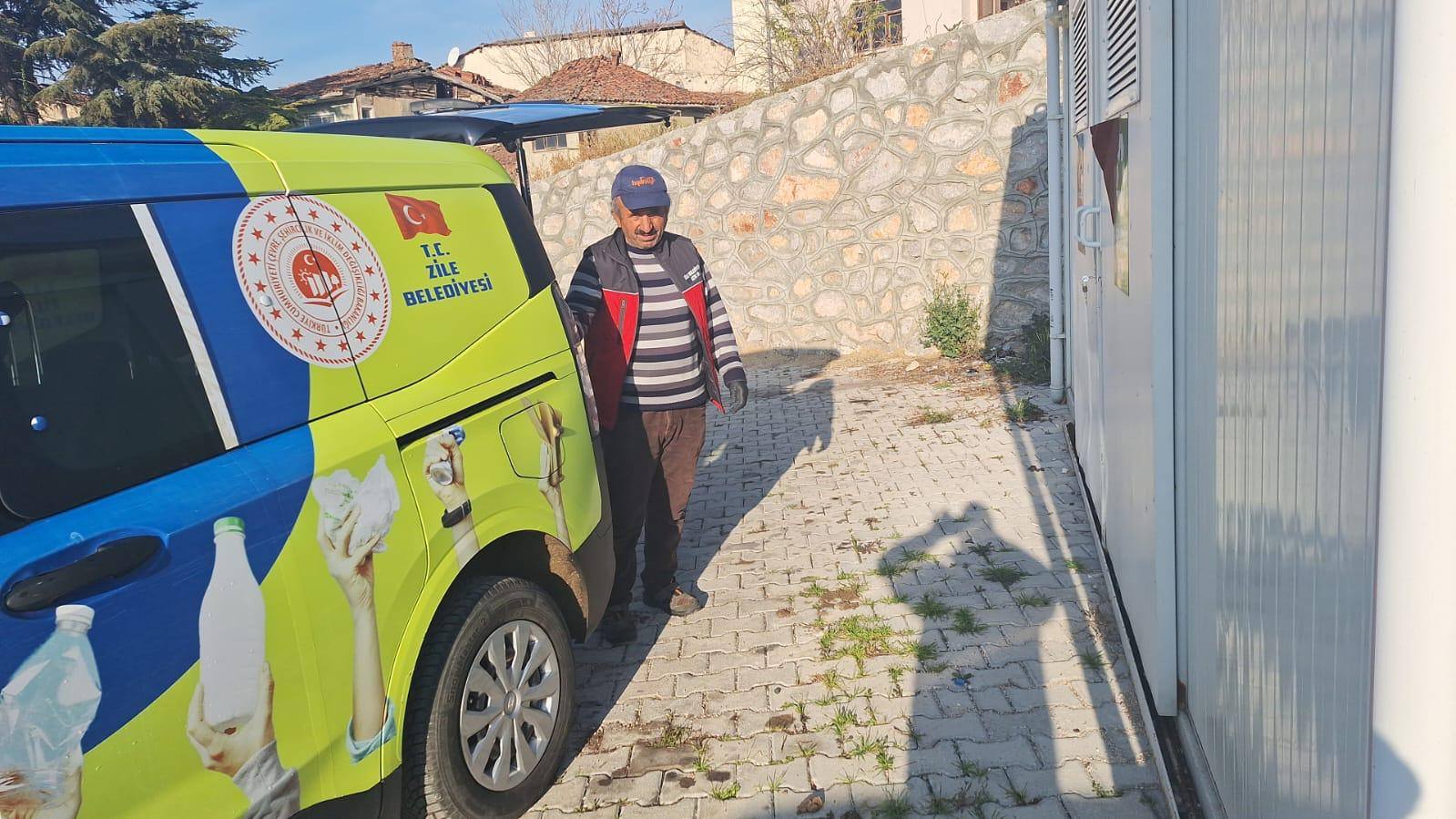 Zile Belediyesi Sıfır Atık Projesi kapsamında evlerden ve kurumlardan geri