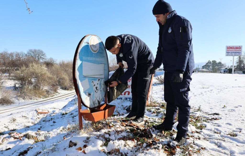 Zile’de kar yağışının ardından Zile Belediyesi ekipleri, kaldırım temizlik çalışmalarını