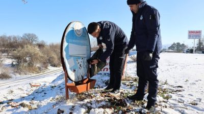 Zile’de kar yağışının ardından Zile Belediyesi ekipleri, kaldırım temizlik çalışmalarını