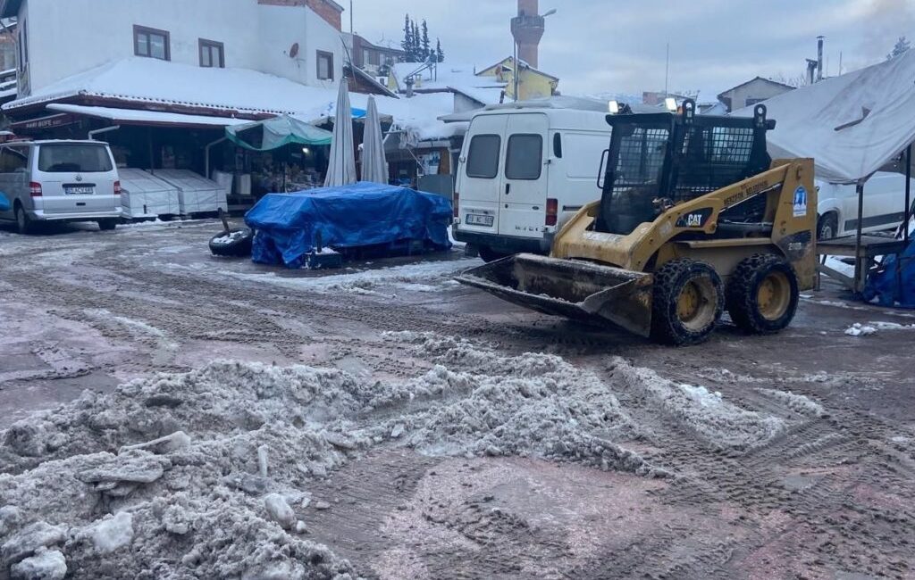 Kar ve Buzla Mücadele Çalışmaları Aralıksız Devam Ediyor Kar ve buzla mücadele çalışmalarımız, gece gündüz aralıksız şekilde devam