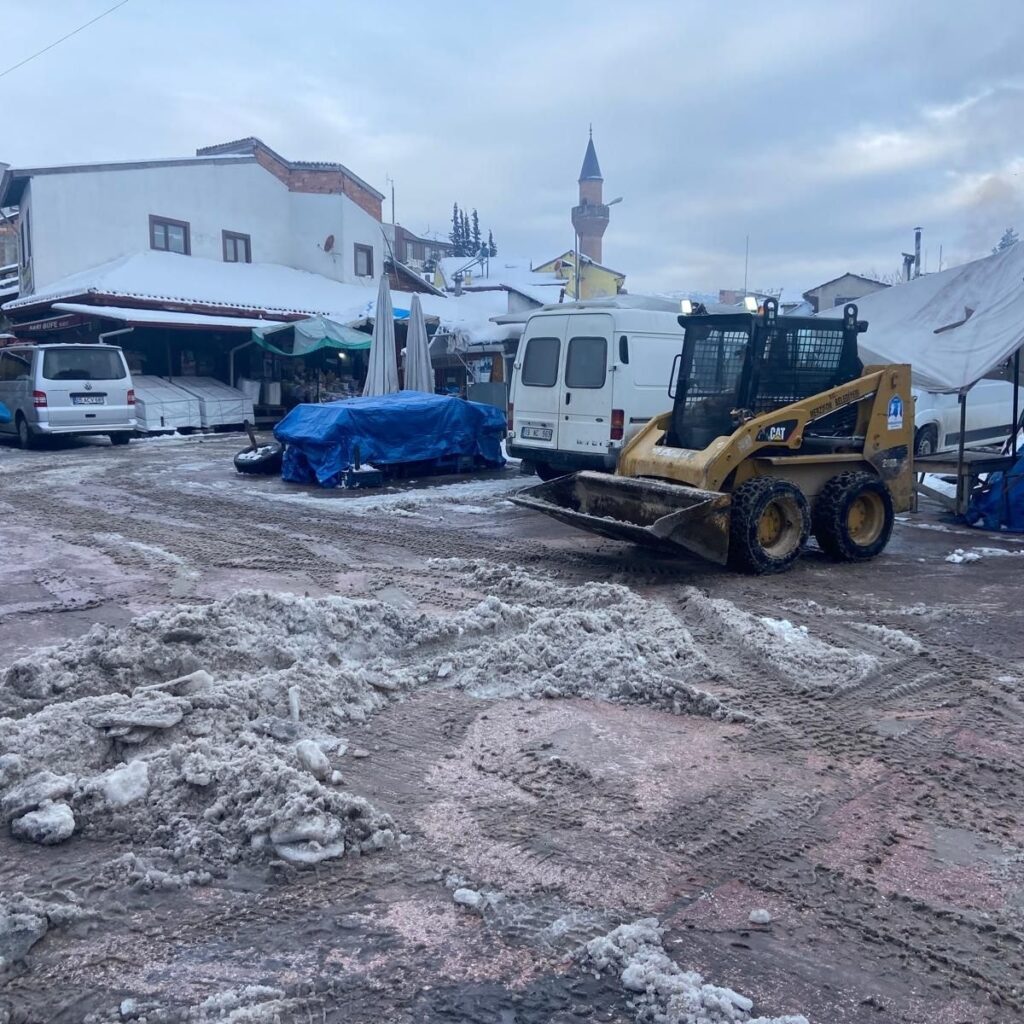 Kar ve Buzla Mücadele Çalışmaları Aralıksız Devam Ediyor Kar ve buzla mücadele çalışmalarımız, gece gündüz aralıksız şekilde devam
