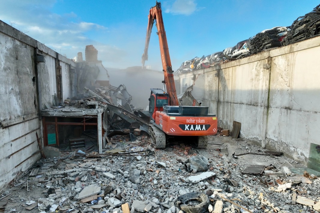 Dönüşüm çalışmalarını gerçekleştirirken eski yapılarda yer alan ve insan sağlığı