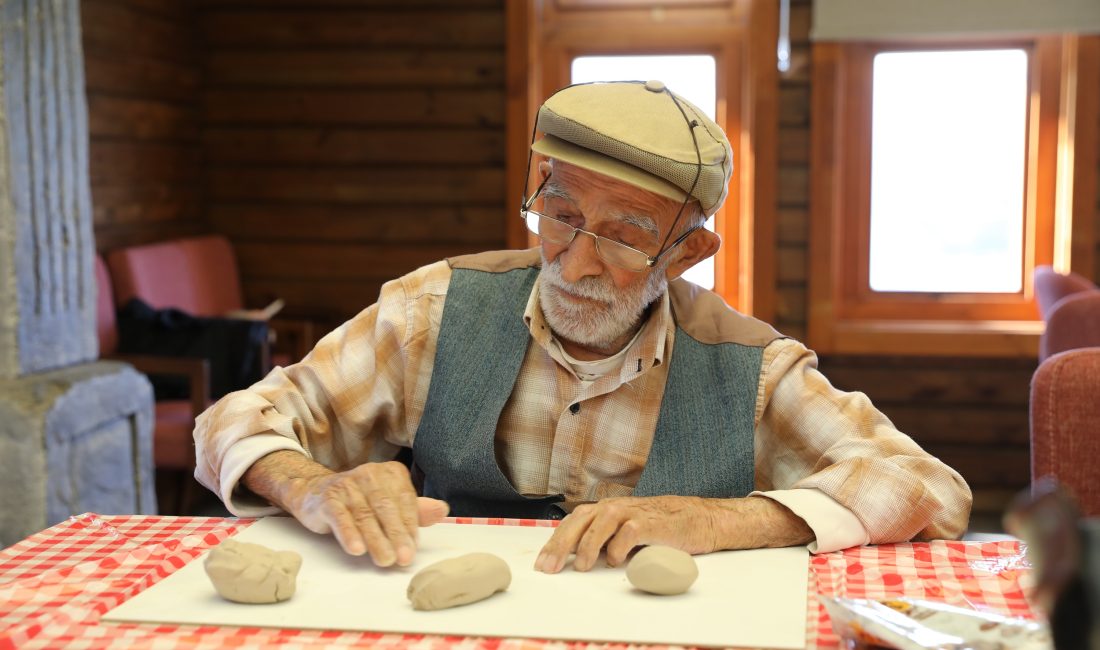Hayata geçirdiği sosyal projeler ve bakım hizmetleriyle yaşlıların yaşamına dokunan