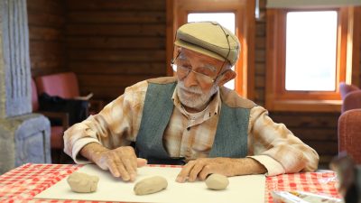 Hayata geçirdiği sosyal projeler ve bakım hizmetleriyle yaşlıların yaşamına dokunan
