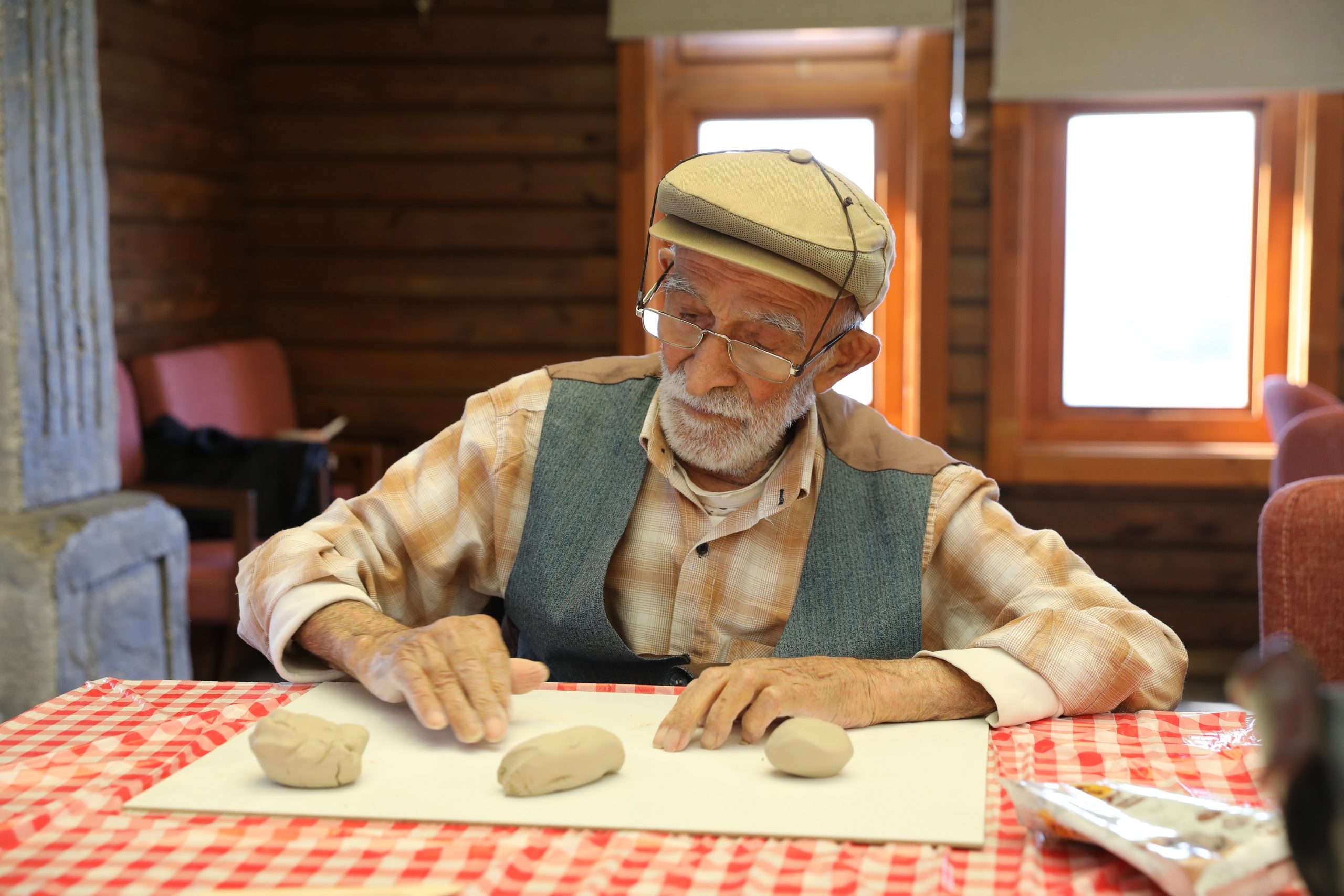 Hayata geçirdiği sosyal projeler ve bakım hizmetleriyle yaşlıların yaşamına dokunan