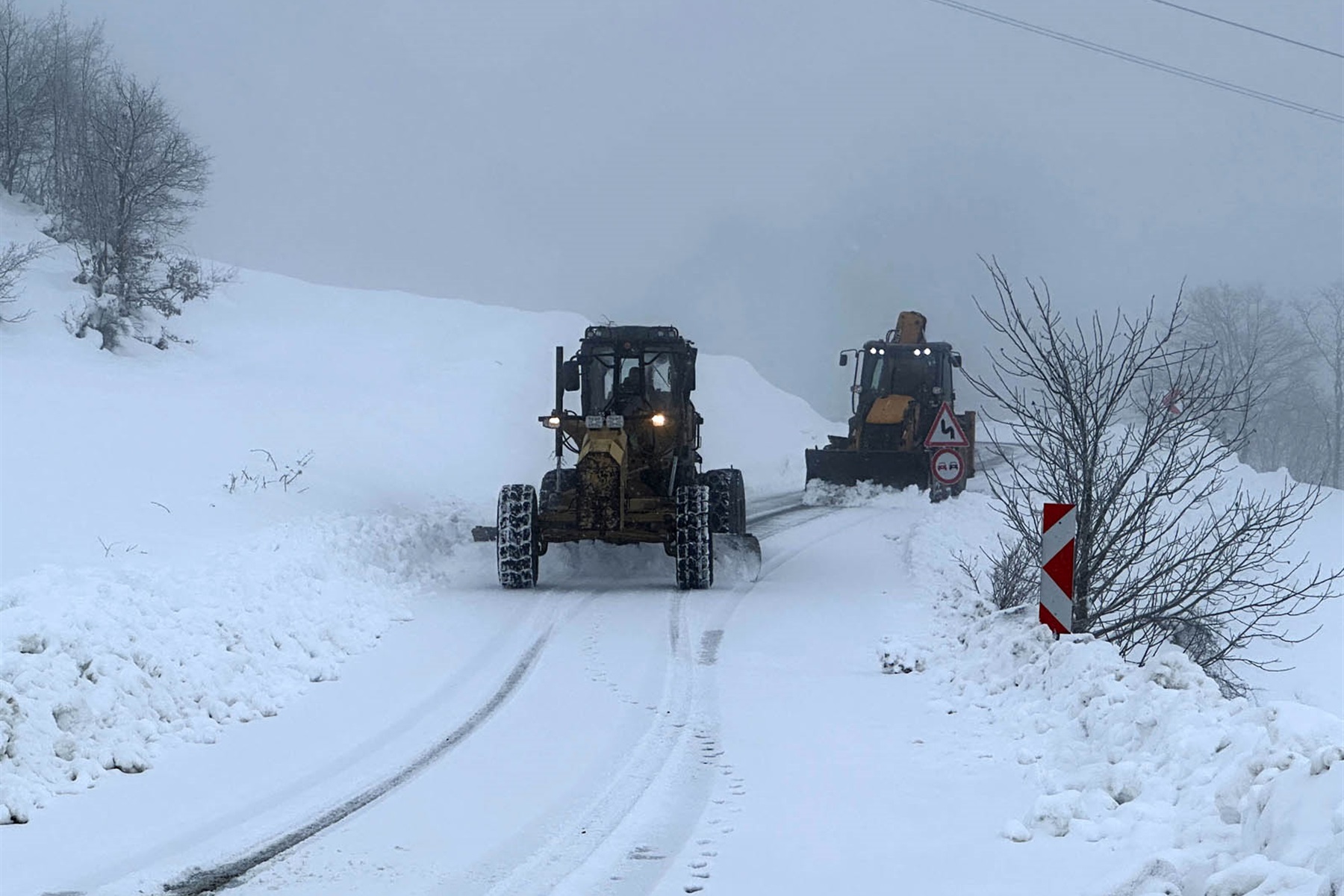 Bafra Belediyesi, ilçe genelinde etkili olan kar yağışının hayatı olumsuz