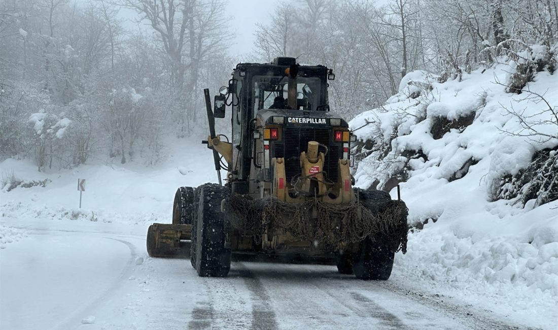 Bafra Belediyesi, ilçe genelinde etkili olan kar yağışının hayatı olumsuz