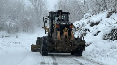 Bafra Belediyesi, ilçe genelinde etkili olan kar yağışının hayatı olumsuz